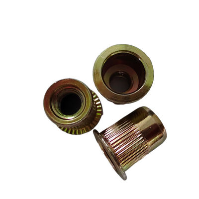 Nucleo de remachado abierto con rosca de acero al carbono plateado con zinc para aplicaciones industriales