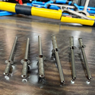 Rivet ciego con cabeza de cúpula multigrip en acero inoxidable para aplicaciones específicas de la industria