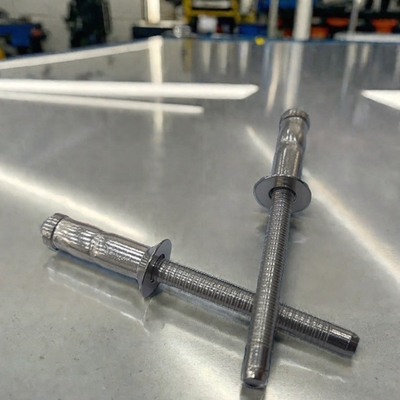 Riveta ciega de acero inoxidable con agarre múltiple para automóviles