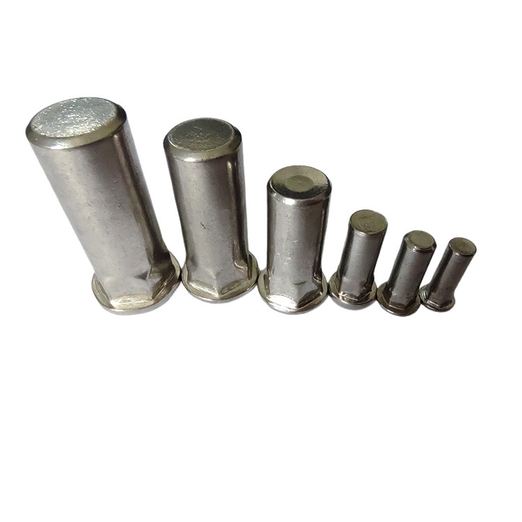 Nucleo de remachado semi-hex ciego con remachado para un cuerpo liso y limpio